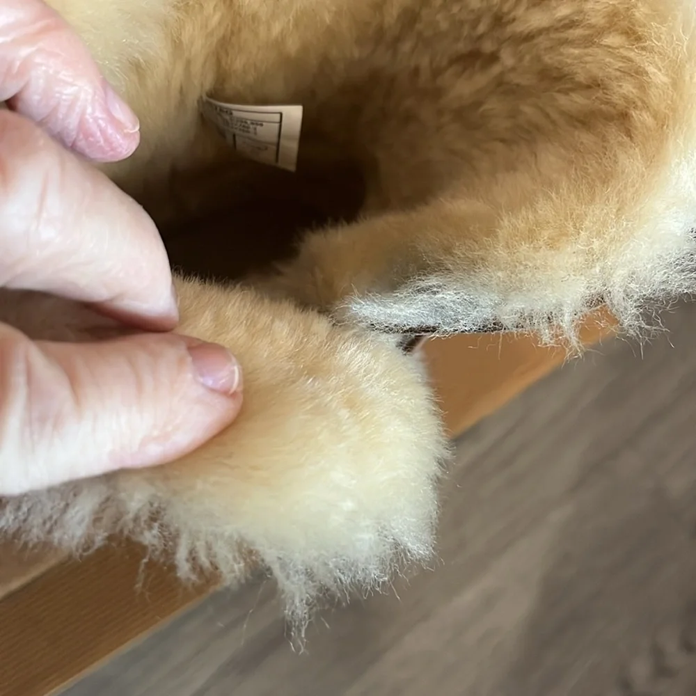 Women's Tan Shearling Boots by UGG💙A little  Discolor✅
